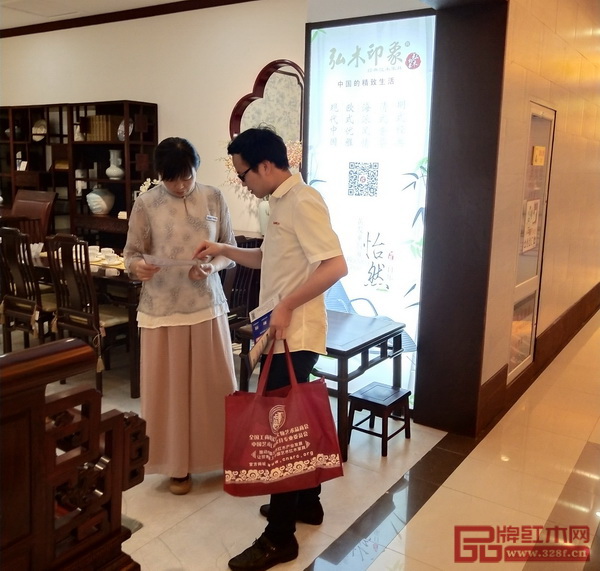 2018新中式紅木家具展組委會干事到弘木印象店與店家分享新中式大市場重要訊息 2018新中式紅木家具展組委會干事到弘木印象店與店家分享新中式大市場重要訊息
