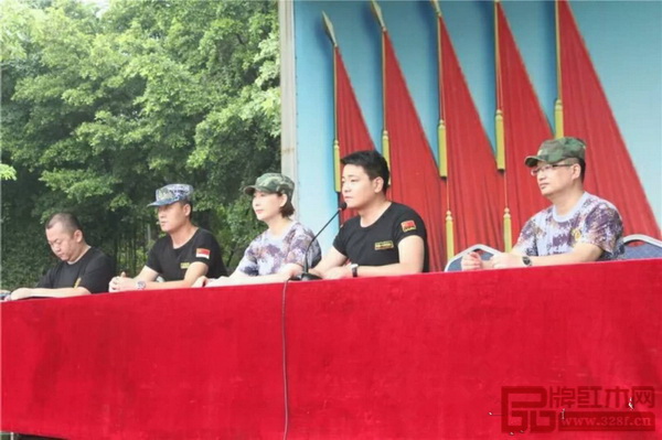 憶古軒總經(jīng)理劉宇（右二）發(fā)言