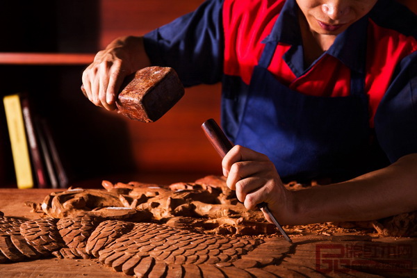 永華紅木木匠們的精雕細(xì)刻 永華紅木木匠們的精雕細(xì)刻