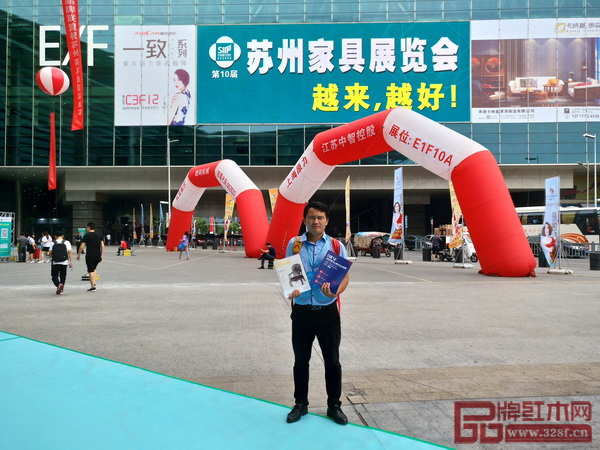 2018新中式紅木家具組委會(huì)干事到第10屆蘇州家具展覽會(huì)現(xiàn)場(chǎng)進(jìn)行2018新中式紅木家具展宣傳,傳達(dá)紅木家具盛會(huì)信息 2018新中式紅木家具組委會(huì)干事到第10屆蘇州家具展覽會(huì)現(xiàn)場(chǎng)進(jìn)行2018新中式紅木家具展宣傳,傳達(dá)紅木家具盛會(huì)信息