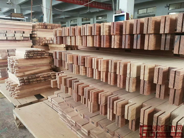 2013年,紫福堂紅木確定“零白皮、全榫卯”路線 2013年,紫福堂紅木確定“零白皮、全榫卯”路線