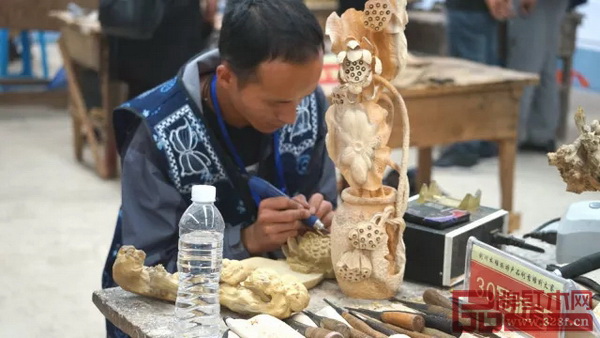 劍川木雕旅游產(chǎn)品創(chuàng)意雕刻大賽現(xiàn)場參賽選手進行現(xiàn)場雕刻 劍川木雕旅游產(chǎn)品創(chuàng)意雕刻大賽現(xiàn)場參賽選手進行現(xiàn)場雕刻