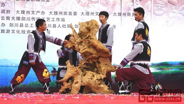 開幕式上結(jié)合劍川木雕的民族特色表演 開幕式上結(jié)合劍川木雕的民族特色表演