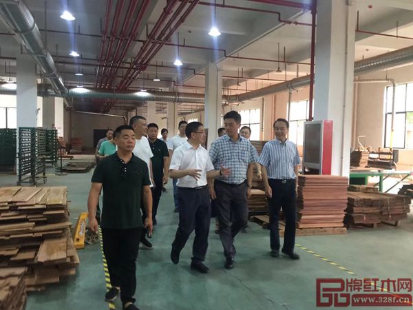 浙江省金華市政協(xié)副主席傅路紅(右一)、東陽市副市長胡宏立(右三)等人在新明紅木董事長張新民的陪同下參觀工廠 浙江省金華市政協(xié)副主席傅路紅(右一)、東陽市副市長胡宏立(右三)等人在新明紅木董事長張新民的陪同下參觀工廠