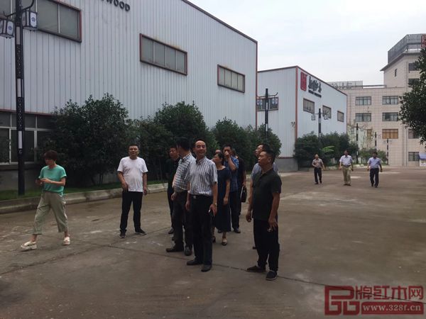 浙江省金華市政協(xié)副主席傅路紅參觀指導(dǎo)新明紅木 浙江省金華市政協(xié)副主席傅路紅參觀指導(dǎo)新明紅木