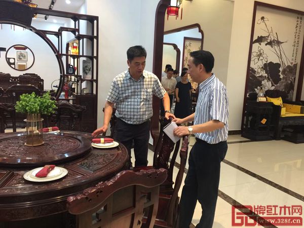 新明紅木董事長張新民為浙江省金華市政協(xié)副主席傅路紅講解家具產(chǎn)品 新明紅木董事長張新民為浙江省金華市政協(xié)副主席傅路紅講解家具產(chǎn)品