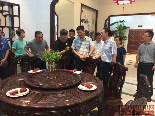 新明紅木董事長張新民與浙江省政協(xié)副主席傅路紅、東陽市副市長胡宏立、東陽市質(zhì)量監(jiān)督局副局長陸文獻等人共同交流 新明紅木董事長張新民與浙江省政協(xié)副主席傅路紅、東陽市副市長胡宏立、東陽市質(zhì)量監(jiān)督局副局長陸文獻等人共同交流