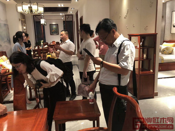 杭州金華商會成員認真觀看家具產(chǎn)品