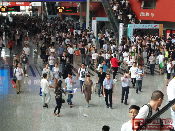 廣州建博會(huì)現(xiàn)場(chǎng),熱鬧非凡 廣州建博會(huì)現(xiàn)場(chǎng),熱鬧非凡