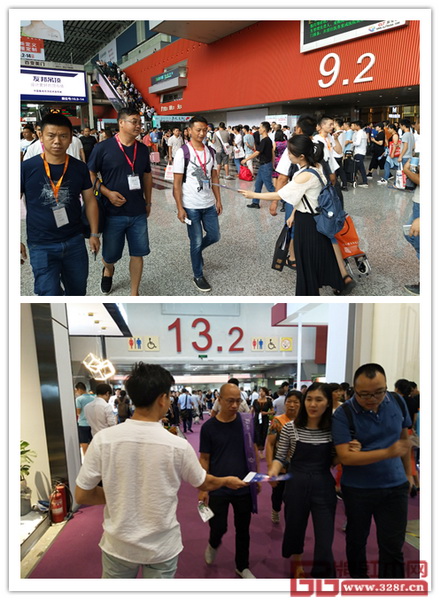 2018新中式紅木家具展組委會(huì)干事在第20屆廣州建博會(huì)現(xiàn)場(chǎng)向參展商、經(jīng)銷商等派發(fā)傳單，傳遞2018新中式紅木家具展相關(guān)信息