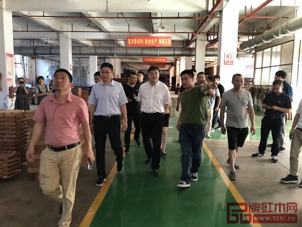 雙洋紅木董事長王海洋向政府領(lǐng)導(dǎo)介紹雙洋紅木環(huán)保改進(jìn)工作成果 雙洋紅木董事長王海洋向政府領(lǐng)導(dǎo)介紹雙洋紅木環(huán)保改進(jìn)工作成果