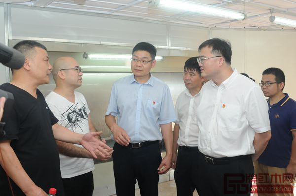 金華市副市長、東陽市委書記黃敏（右一），東陽市委常委、橫店鎮(zhèn)黨委書記趙耀亮（左三）與橫店人大主席朱躍軍（左一）、盧家藝林董事長盧嘉林（左二）親切交談