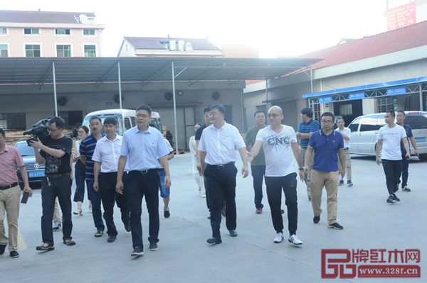 金華市副市長、東陽市委書記黃敏（中間）等領(lǐng)導(dǎo)蒞臨盧家藝林指導(dǎo)環(huán)保工作