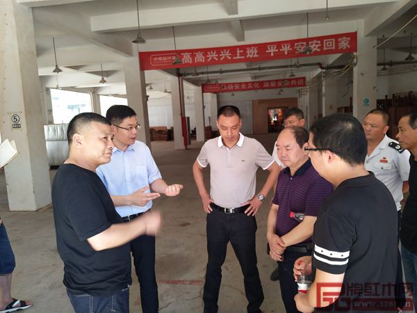 東陽政府領(lǐng)導(dǎo)們在一起研究討論