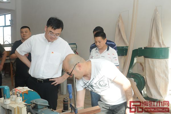 盧家藝林董事長盧嘉林向大家介紹工廠的環(huán)保建設(shè)情況