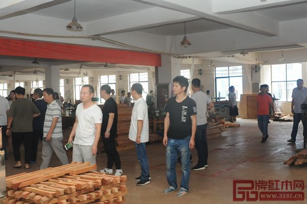 規(guī)上企業(yè)家仔細(xì)觀摩盧家藝林生產(chǎn)機器