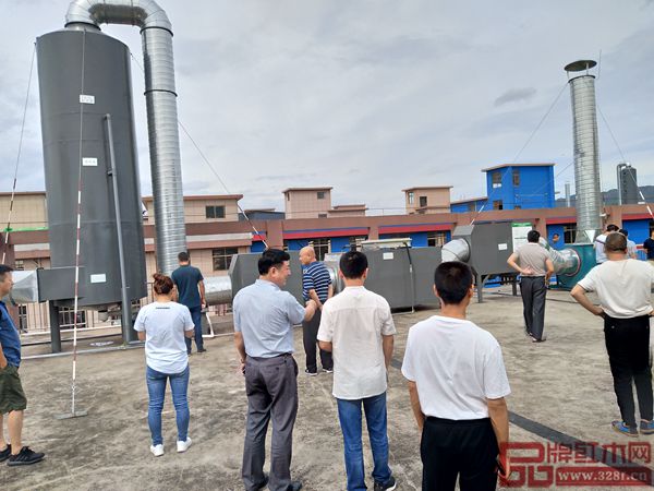 規(guī)上企業(yè)家參觀盧家藝林工廠樓頂大型環(huán)保設(shè)備