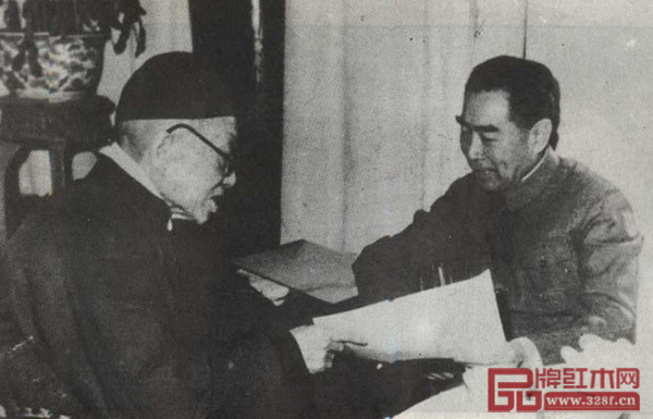 朱啟鈐（左）與周恩來(lái)