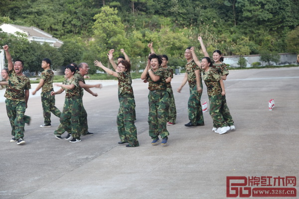 圓滿完成任務(wù),華廈·大不同精英隊(duì)員們欣喜若狂 圓滿完成任務(wù),華廈·大不同精英隊(duì)員們欣喜若狂