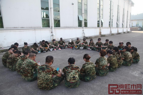 華廈·大不同精英們同心協(xié)力完成任務(wù) 華廈·大不同精英們同心協(xié)力完成任務(wù)