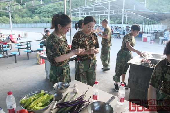 華廈·大不同精英團(tuán)隊(duì)們有序分工,大展廚藝 華廈·大不同精英團(tuán)隊(duì)們有序分工,大展廚藝
