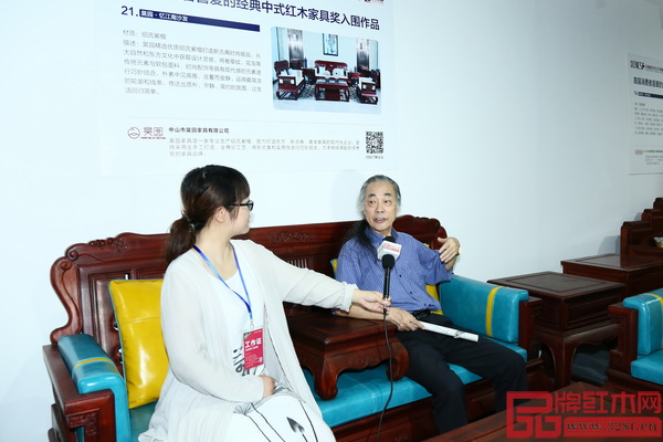 昊園家具《紹氏紫檀·憶江南沙發(fā)》得到了全聯(lián)藝術(shù)紅木家具專業(yè)委員會專家顧問、中國明式家具研究所原所長濮安國(右)的高度贊譽 昊園家具《紹氏紫檀·憶江南沙發(fā)》得到了全聯(lián)藝術(shù)紅木家具專業(yè)委員會專家顧問、中國明式家具研究所原所長濮安國(右)的高度贊譽