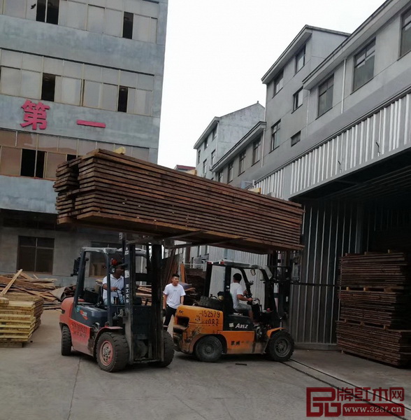 翰文紅木柬埔寨黑酸枝板料正在入庫烘干
