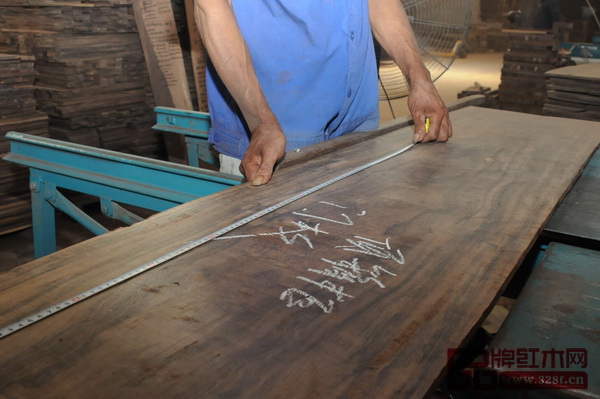 翰文紅木精選優(yōu)質(zhì)柬埔寨黑酸枝大料，品質(zhì)從源頭抓起