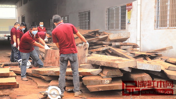 雍博堂紅木有一套自己的家具制作標準，從選材到最后的打包等工藝流程都有嚴格的標準及說明