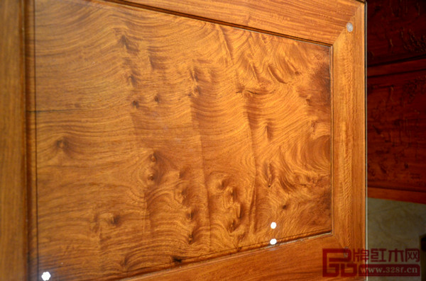 富寶軒紅木“卷書寶座沙發(fā)”獨(dú)板面料上高度立體的虎皮紋和石榴紋 富寶軒紅木“卷書寶座沙發(fā)”獨(dú)板面料上高度立體的虎皮紋和石榴紋