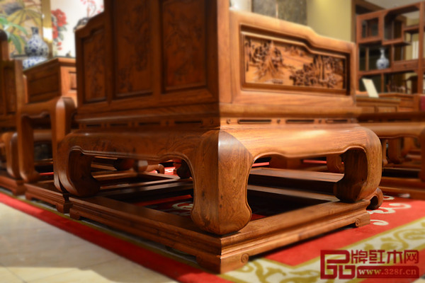 富寶軒紅木“卷書寶座沙發(fā)”腿腳處采用鼓腿彭牙設(shè)計(jì),形成強(qiáng)勁有力的支撐 富寶軒紅木“卷書寶座沙發(fā)”腿腳處采用鼓腿彭牙設(shè)計(jì),形成強(qiáng)勁有力的支撐