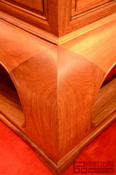 富寶軒紅木“書寶座沙發(fā)“精選緬甸花梨老料,由整料挖出整體形狀 富寶軒紅木“書寶座沙發(fā)“精選緬甸花梨老料,由整料挖出整體形狀