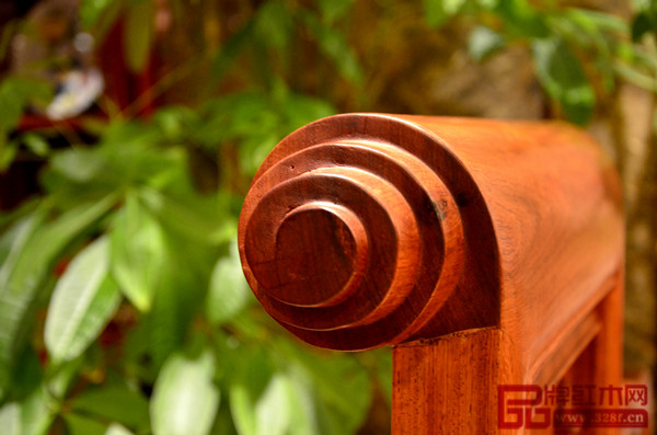 富寶軒紅木“卷書寶座沙發(fā)”上的書卷造型 富寶軒紅木“卷書寶座沙發(fā)”上的書卷造型