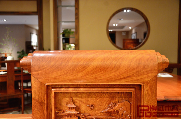 富寶軒紅木“卷書寶座沙發(fā)”上的書卷造型,博雅大氣,極具文人氣息 富寶軒紅木“卷書寶座沙發(fā)”上的書卷造型,博雅大氣,極具文人氣息