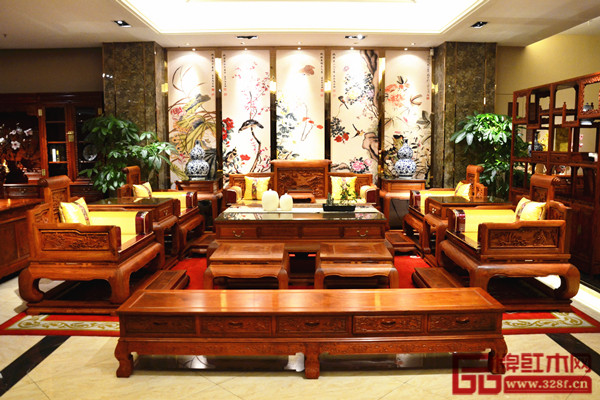 富寶軒紅木“卷書寶座沙發(fā)”,迎面而來(lái)的威嚴(yán)感 富寶軒紅木“卷書寶座沙發(fā)”,迎面而來(lái)的威嚴(yán)感