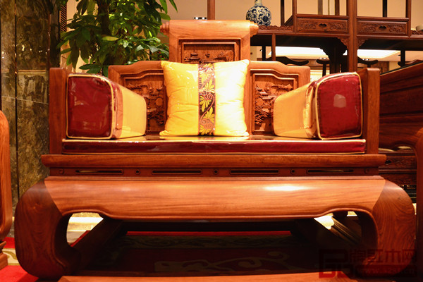 富寶軒紅木單人沙發(fā),給人雍容典雅的尊貴氣質(zhì) 富寶軒紅木單人沙發(fā),給人雍容典雅的尊貴氣質(zhì)