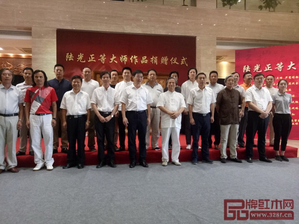 20位東陽工藝美術(shù)大師向金華市博物館捐贈22件代表作品現(xiàn)場合影