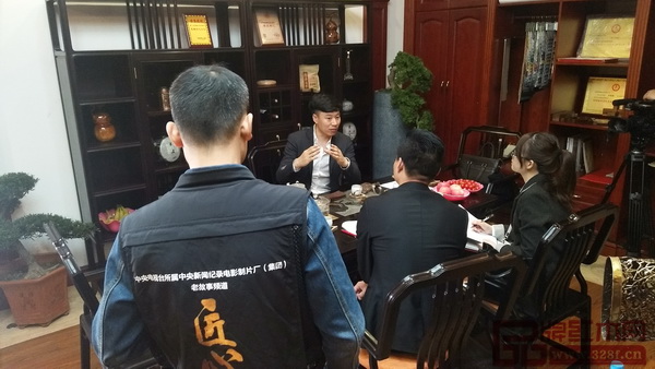中央電視臺老故事頻道《匠心》欄目組在夢響紅木做拍攝 中央電視臺老故事頻道《匠心》欄目組在夢響紅木做拍攝