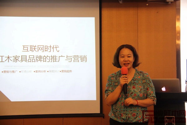 紅木工藝研究所所長、江蘇省古典家具收藏委員會秘書長、南京明式家具研究學會副會長呂九芳在論壇現場進行分享 紅木工藝研究所所長、江蘇省古典家具收藏委員會秘書長、南京明式家具研究學會副會長呂九芳在論壇現場進行分享