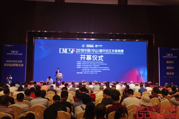 來自全國各地的專家領(lǐng)導(dǎo)、客商嘉賓和媒體記者等近千人共同出席2018中國（中山）新中式紅木家具展開幕式