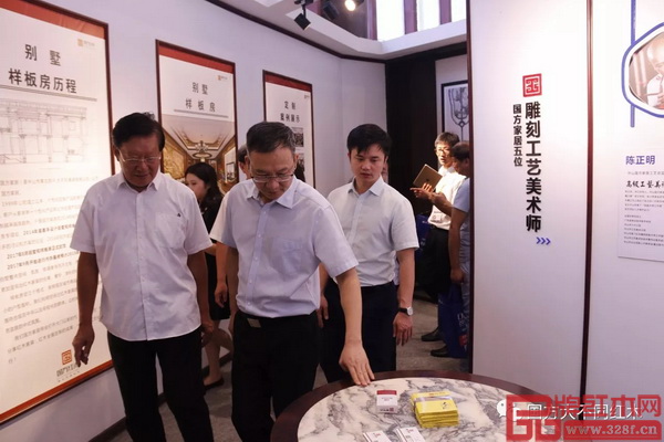 全國工商聯(lián)原副主席程路（左一）、中山市大涌鎮(zhèn)黨委書記郭叢樞（左二）和全聯(lián)藝術(shù)紅木家具專業(yè)委員會執(zhí)行會長、弘木傳媒CEO林偉華（右一）參觀國方家居展位