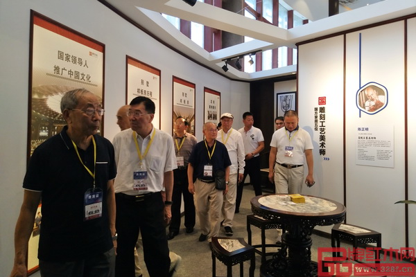 亞洲家具聯(lián)合會原會長林作新（左二）和全聯(lián)藝術(shù)紅木家具專業(yè)委員會專家顧問——胡景初（左四）、曹新民（左一）、李凱夫（左三）、彭亮（左五）等專家蒞臨國方家居展位并近距離感觸了國方家居參展精品和整體文化氛圍