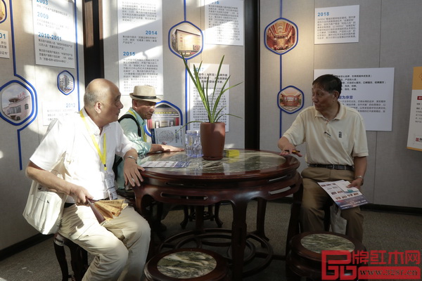 原故宮博物院文?？萍疾恐魅尾莒o樓（右）、上海家具研究所原副所長許美琪（左）、家具行業(yè)資深學(xué)者王周（中）現(xiàn)場品鑒國方家居參評作品并評分