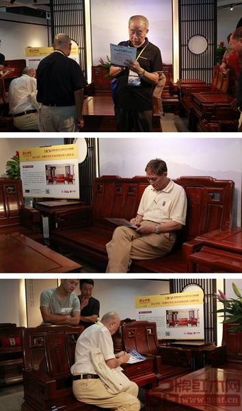 專家評(píng)審團(tuán)現(xiàn)場(chǎng)為創(chuàng)輝紅木送選作品《祥和沙發(fā)》評(píng)分