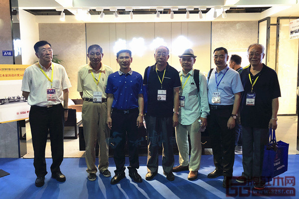 雍博堂紅木董事長胡遠廉(左三)與現(xiàn)場評選的專家顧問合影 雍博堂紅木董事長胡遠廉(左三)與現(xiàn)場評選的專家顧問合影