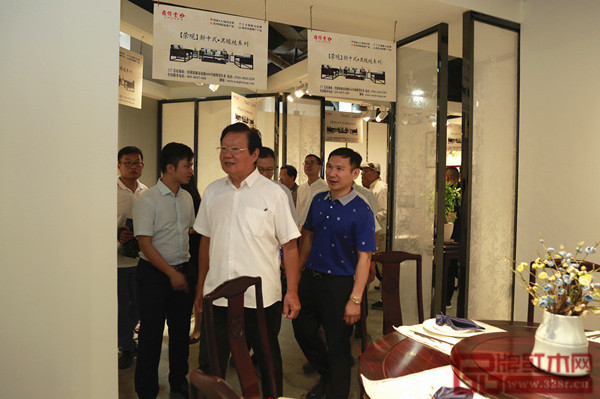 全國工商聯(lián)原副主席程路(右二)參觀雍博堂紅木展廳 全國工商聯(lián)原副主席程路(右二)參觀雍博堂紅木展廳