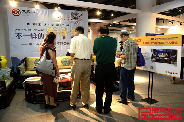 專家評審團(tuán)現(xiàn)場為今典居·木雲(yún)山《明風(fēng)鼓舞沙發(fā)》評分 專家評審團(tuán)現(xiàn)場為今典居·木雲(yún)山《明風(fēng)鼓舞沙發(fā)》評分