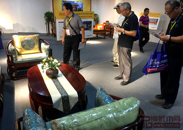 專家評審團(tuán)現(xiàn)場為今典居·木雲(yún)山《明風(fēng)鼓舞沙發(fā)》評分 專家評審團(tuán)現(xiàn)場為今典居·木雲(yún)山《明風(fēng)鼓舞沙發(fā)》評分