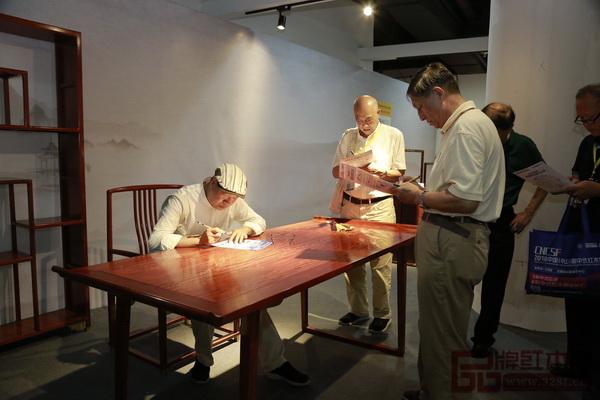 教育部《家具設(shè)計(jì)與制造》專業(yè)帶頭人彭亮(左一)、上海家具研究所副所長(zhǎng)許美琪(左二)等評(píng)審專家給純本森活《簡(jiǎn)·曲》評(píng)分 教育部《家具設(shè)計(jì)與制造》專業(yè)帶頭人彭亮(左一)、上海家具研究所副所長(zhǎng)許美琪(左二)等評(píng)審專家給純本森活《簡(jiǎn)·曲》評(píng)分