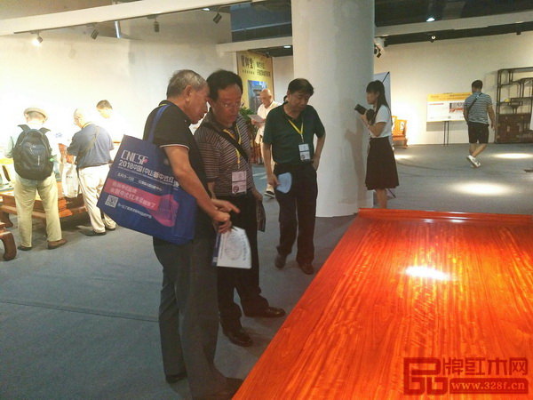 專家評(píng)審團(tuán)討論純本森活《簡(jiǎn)·曲》 專家評(píng)審團(tuán)討論純本森活《簡(jiǎn)·曲》